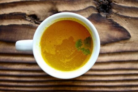 Вкусный напиток с куркумой: польза и разнообразие рецептов